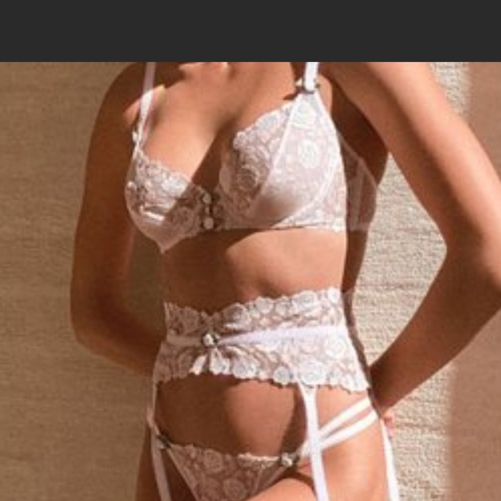Looking for this gorgeous For Love and Lemon Sweetheart Lace Garter in XS